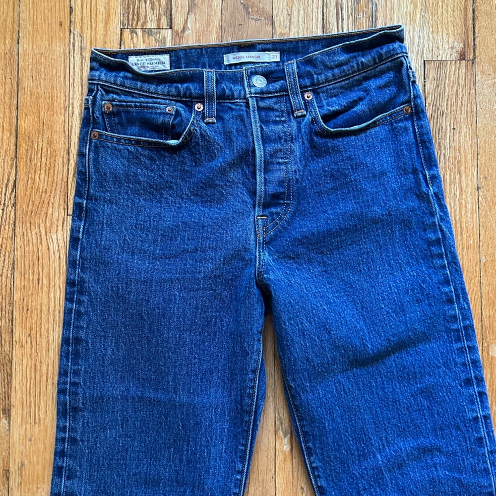 Levi's Women’s Blue Cropped Wedgie Straight Leg Jeans. Size 27.